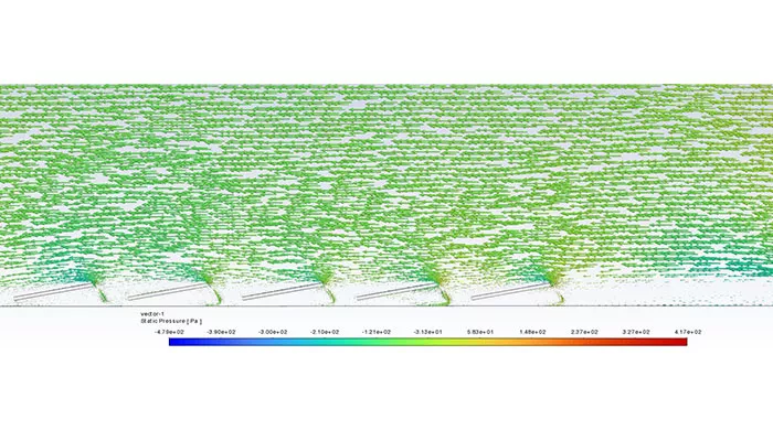Simulación CFD del sistema fotovoltaico CSwind E-O con viento norte e inclinación de 10 grados, analizando el efecto de los petos laterales sobre la presión del viento y la estabilidad aerodinámica de los paneles solares.