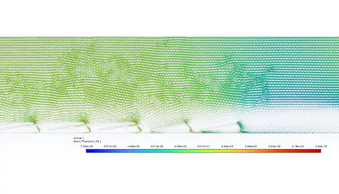 Simulación CFD del sistema fotovoltaico CSwind E-O con viento norte e inclinación de 10 grados, evaluando la influencia de los petos superiores en la distribución de presiones y el flujo de viento sobre los paneles solares.