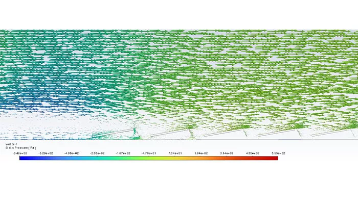 Simulación CFD del sistema fotovoltaico CSwind E-O con viento sur e inclinación de 10 grados, mostrando el efecto de los petos superiores sobre la presión del viento y la ventilación de los paneles solares.