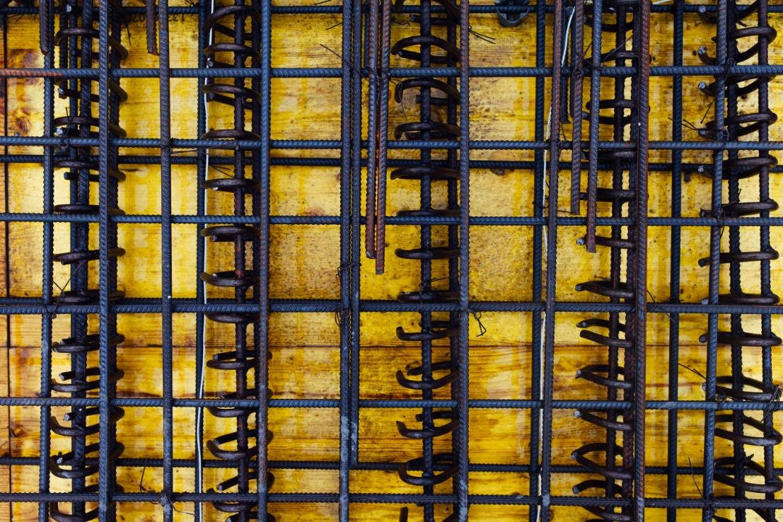 Detalle de armaduras de acero para refuerzo estructural en hormigón