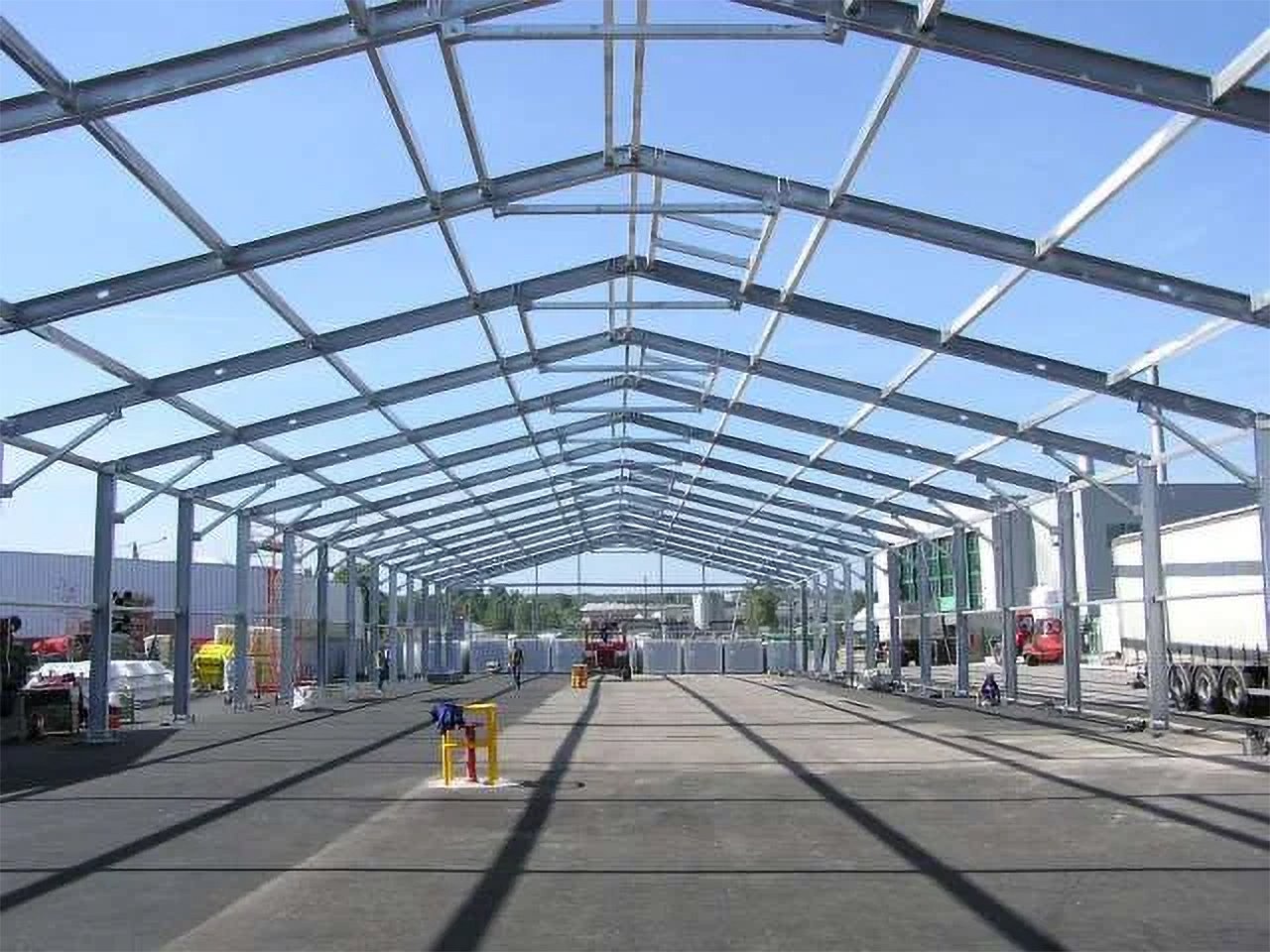 Estructura de aluminio para nave industrial en fase de montaje, diseñada para garantizar ligereza, resistencia y cumplimiento normativo.