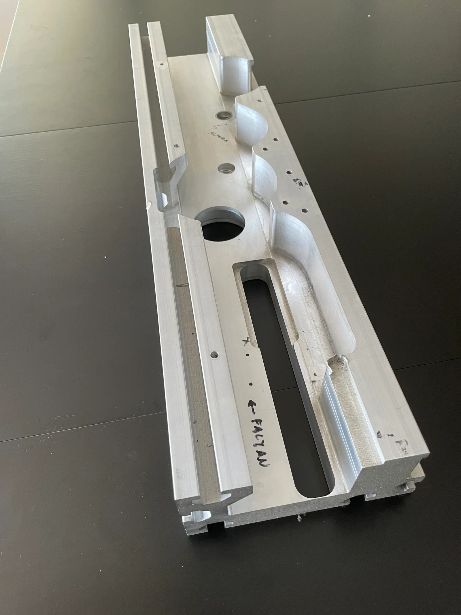 Componente mecanizado de aluminio para aplicaciones industriales y sistemas estructurales.