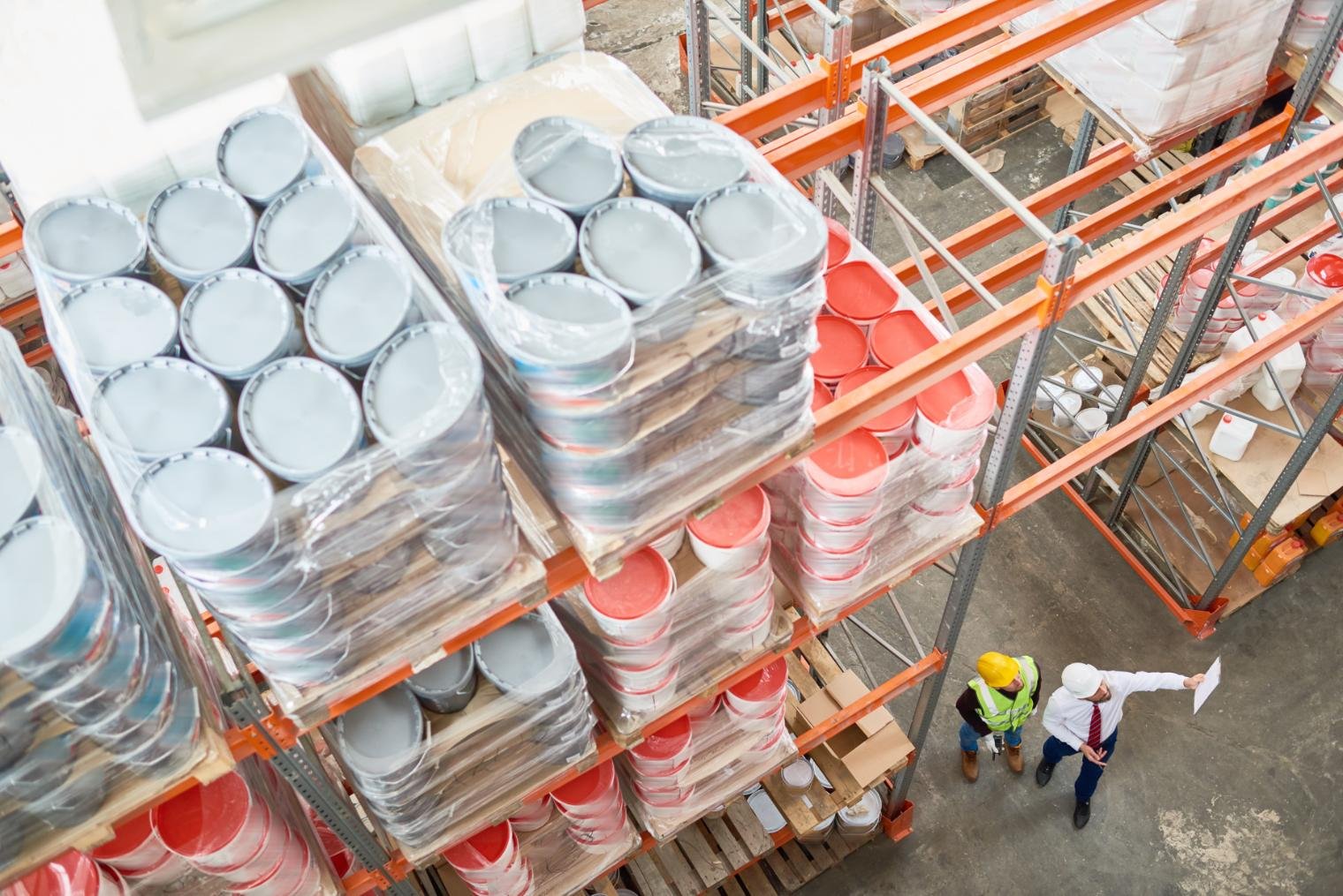 Inspección de estanterías industriales con carga paletizada en almacén.