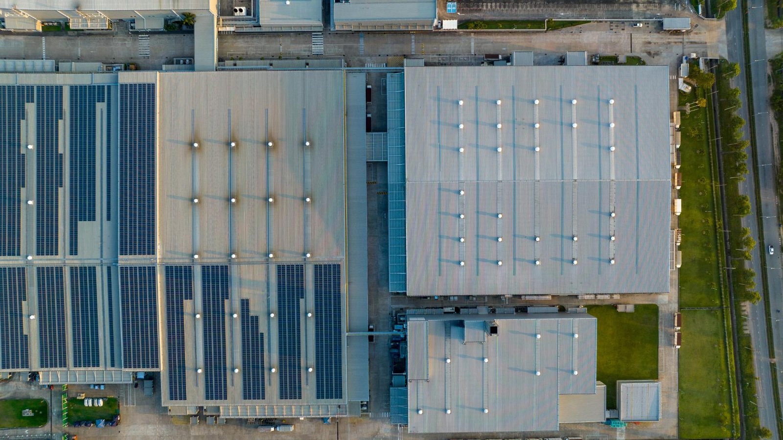 Cubierta de nave industrial con paneles solares fotovoltaicos instalados.