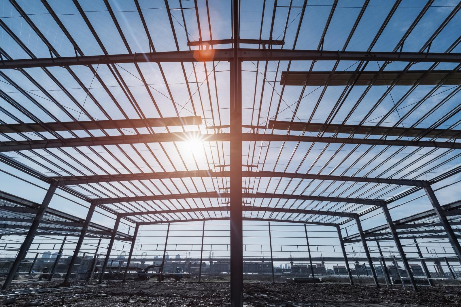 Estructura metálica de nave industrial en construcción con refuerzos y cubierta.