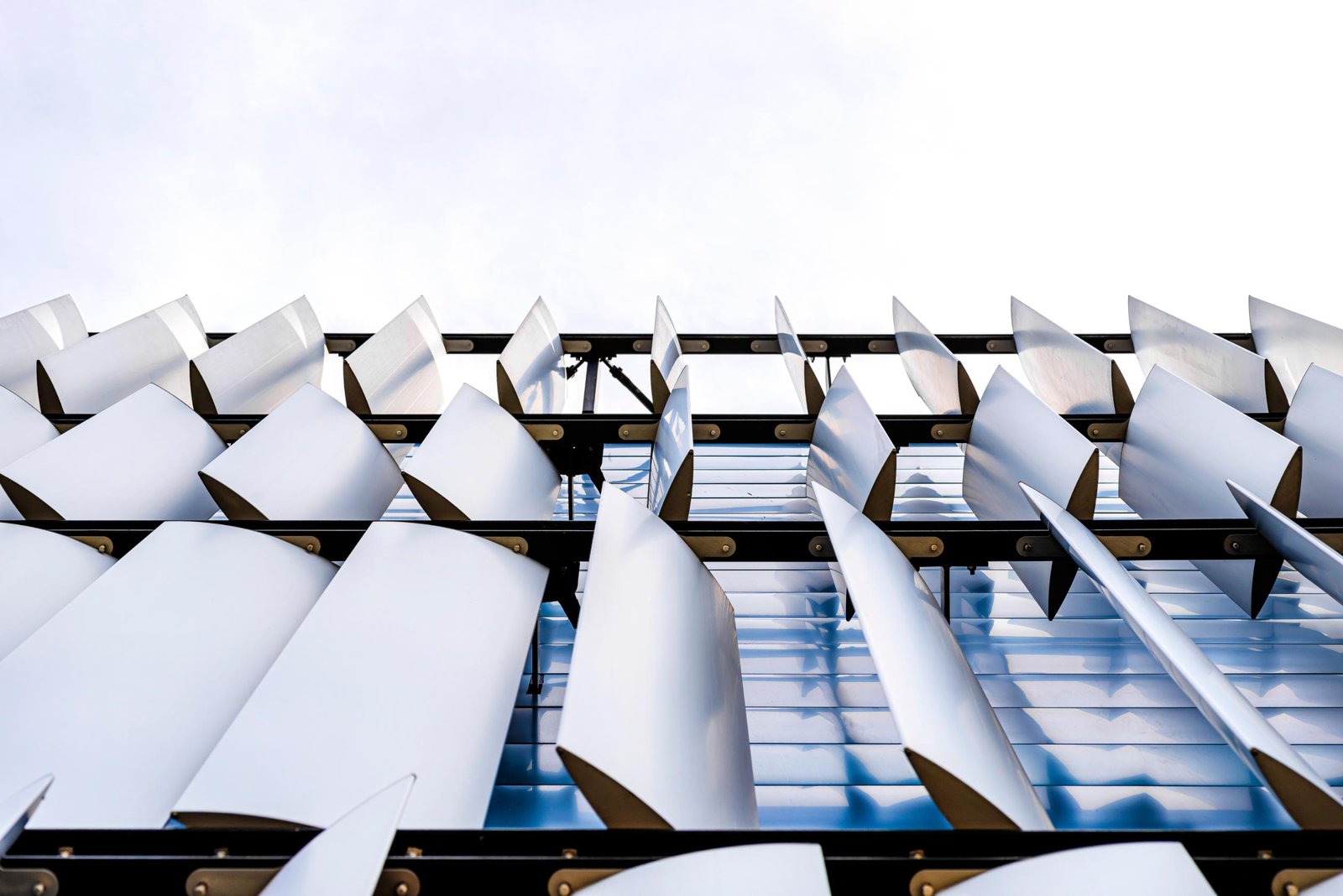 Fachada arquitectónica con paneles de aluminio ligeros y resistentes para construcción moderna.