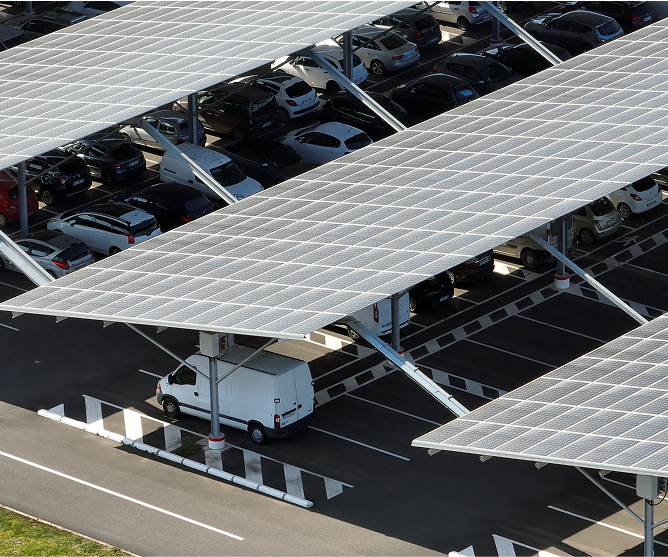 Parking fotovoltaico con estructuras solares para generar energía y dar sombra a vehículos