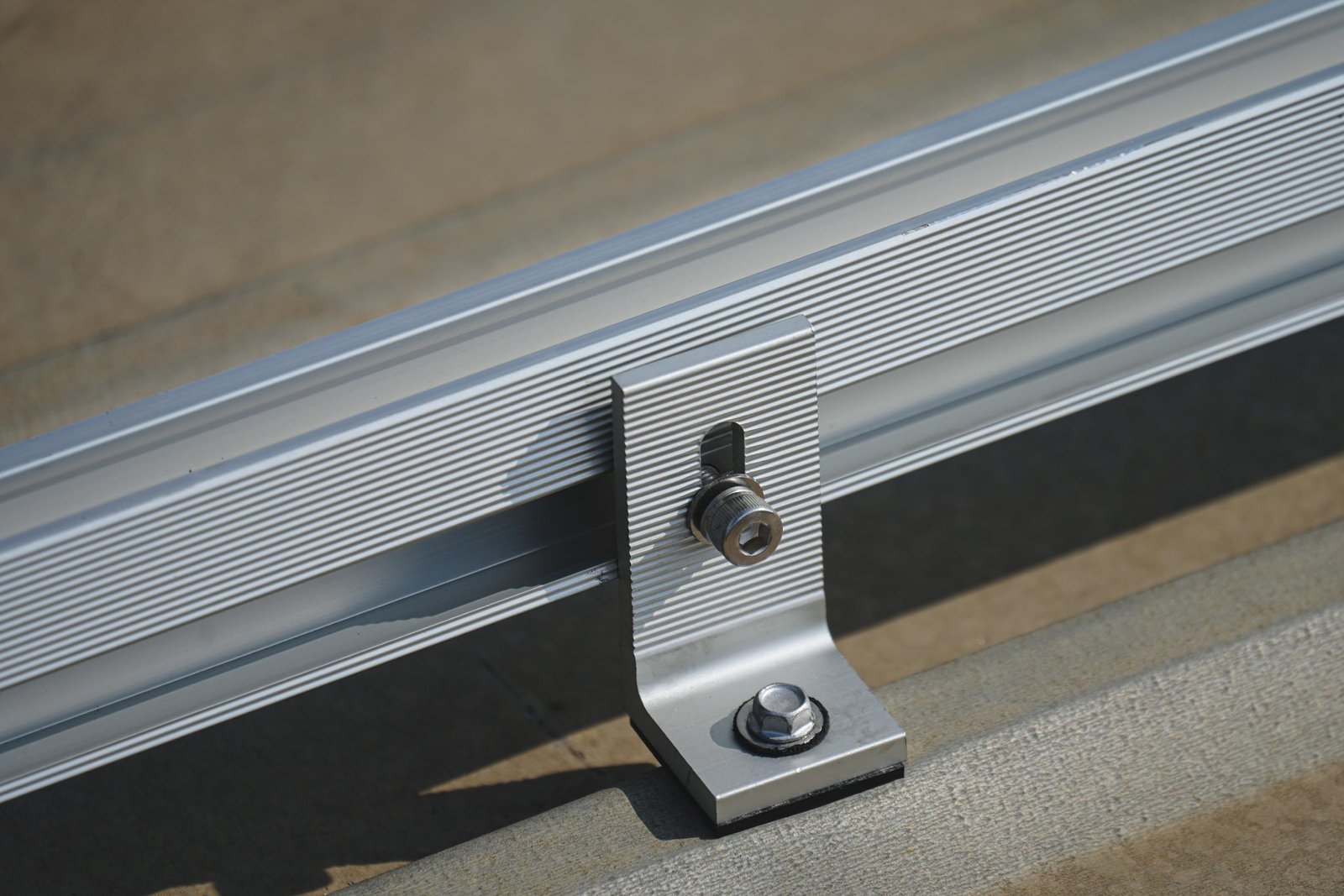 Soporte y anclaje de aluminio para estructura fotovoltaica en cubierta.